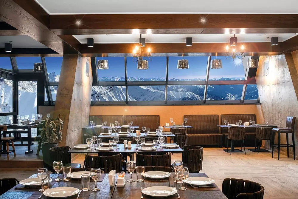 رستوران هتل رزیدنس گودائوری هیلز